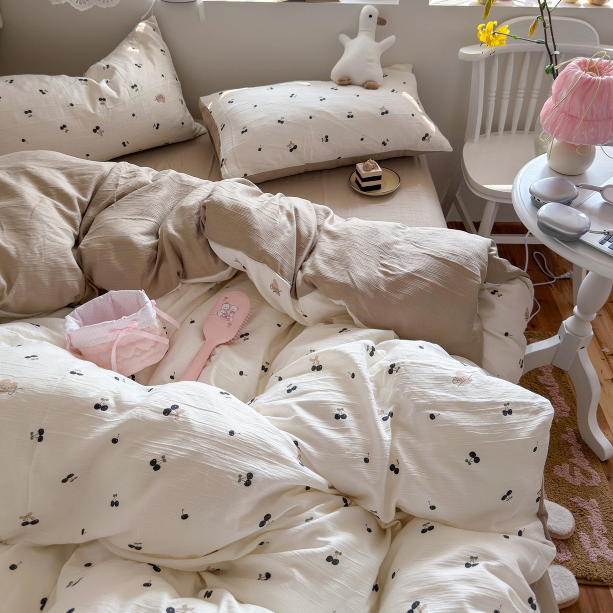 91家纺网 家纺一手货源 找家纺 玉海棠家纺 2025新款甄选三层纱印花四件套 撄桃物语