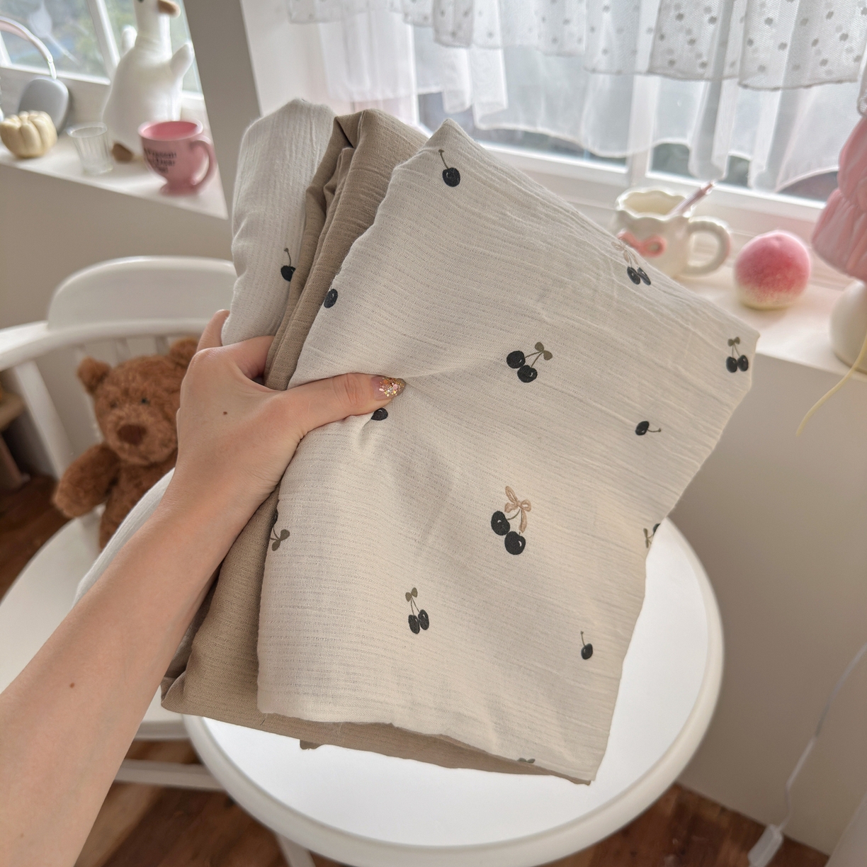 91家纺网 家纺一手货源 找家纺 玉海棠家纺 2025新款甄选三层纱印花四件套 撄桃物语