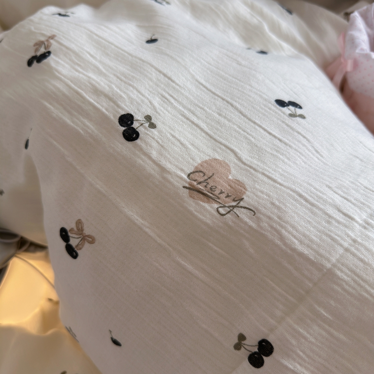 91家纺网 家纺一手货源 找家纺 玉海棠家纺 2025新款甄选三层纱印花四件套 撄桃物语