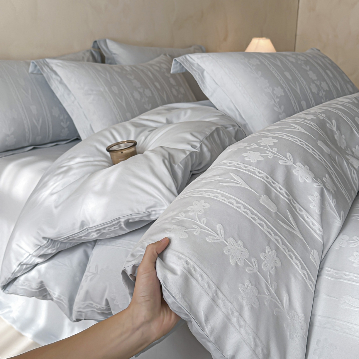 91家纺网 家纺一手货源 找家纺 禾时 2026新款春夏全棉长绒棉立体提花四件套-花屿 淡雅蓝