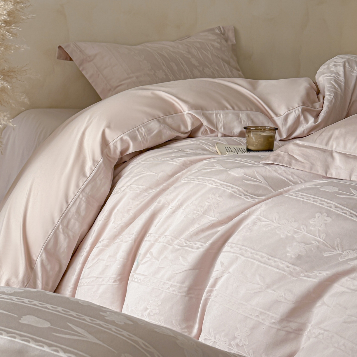 91家纺网 家纺一手货源 找家纺 禾时 2026新款春夏全棉长绒棉立体提花四件套-花屿 芭比粉