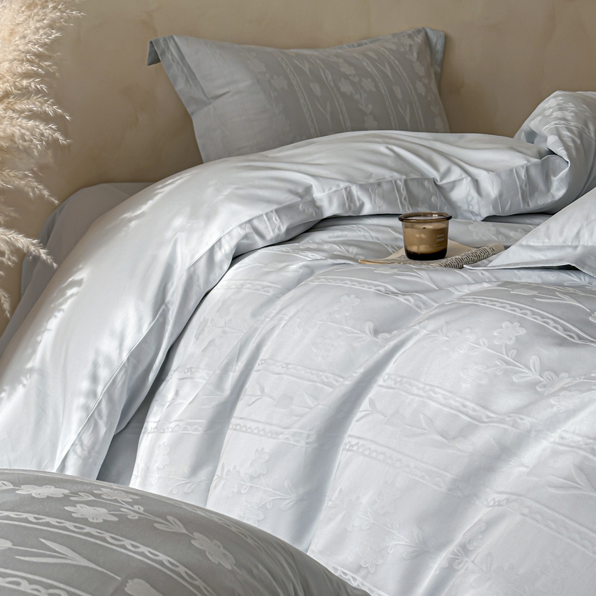 91家纺网 家纺一手货源 找家纺 禾时 2026新款春夏全棉长绒棉立体提花四件套-花屿 淡雅蓝