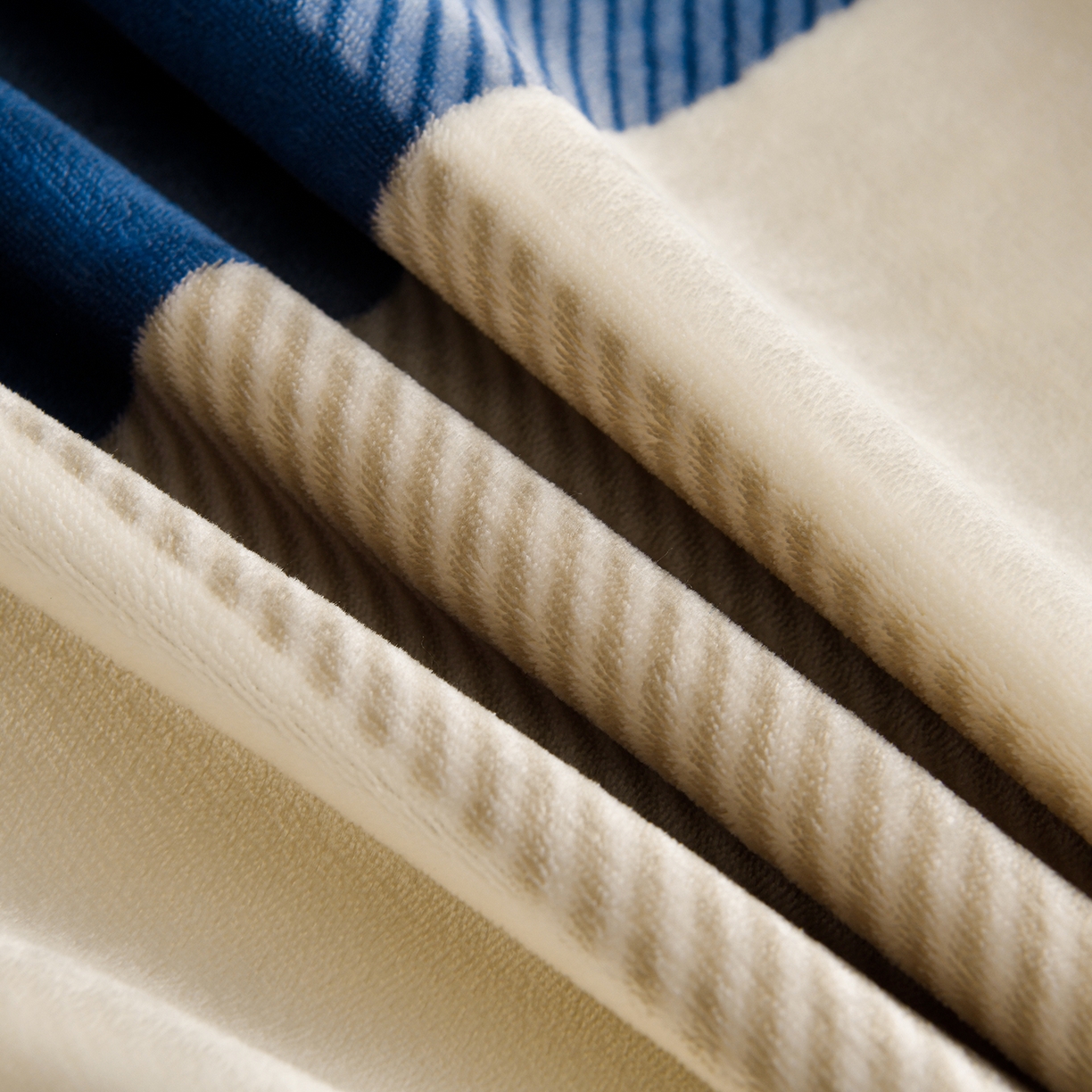 91家纺网 家纺一手货源 找家纺 缘莉娜家纺 2025高克重8斤牛奶绒四件套金貂绒法莱绒加厚保暖直播电商爆款 蓝大格