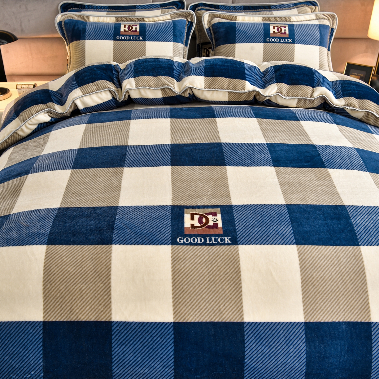 91家纺网 家纺一手货源 找家纺 缘莉娜家纺 2025高克重8斤牛奶绒四件套金貂绒法莱绒加厚保暖直播电商爆款 蓝大格