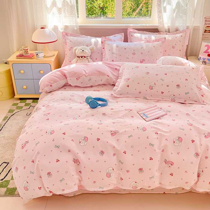 91家纺网 家纺一手货源 找家纺 拾物记 2026新款第一批12868A类全棉单品被套系列（预留7-9厘米的缩水尺寸，加厚金属双拉链头、暗线四面锁边，四角全棉绑带） 草莓小狗