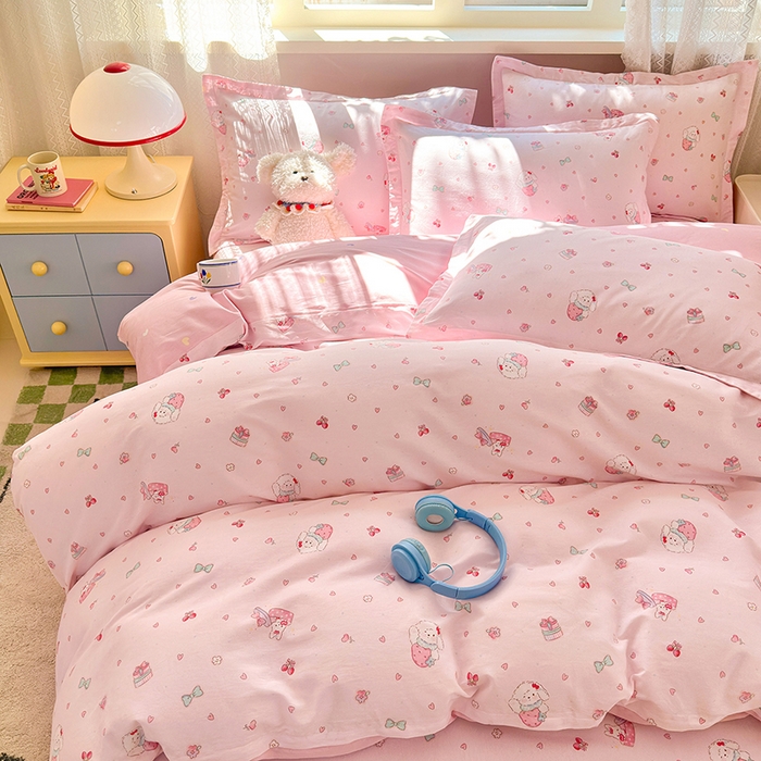 91家纺网 家纺一手货源 找家纺 拾物记 2026新款第一批12868A类全棉单品被套系列（预留7-9厘米的缩水尺寸，加厚金属双拉链头、暗线四面锁边，四角全棉绑带） 草莓小狗