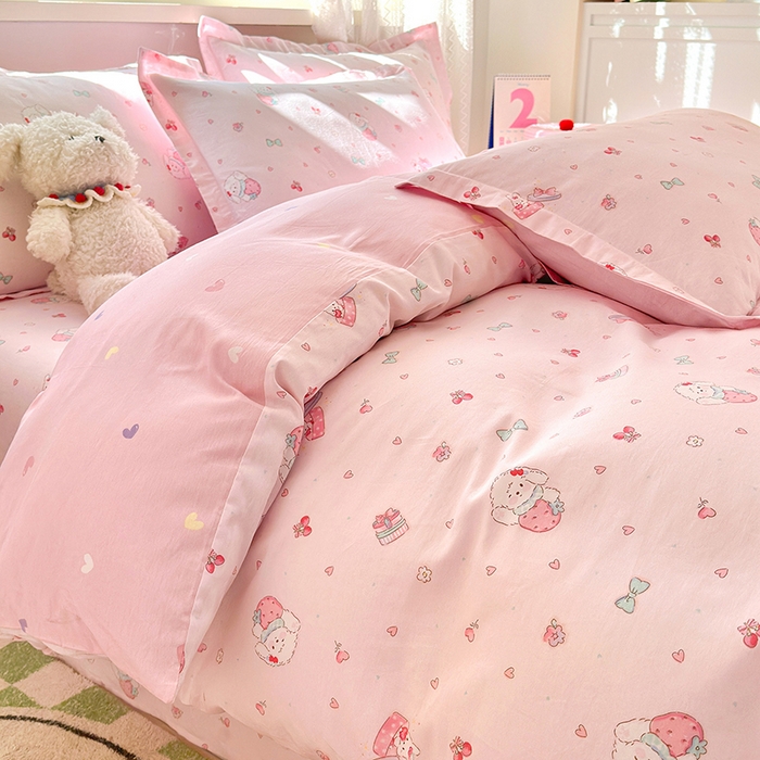 91家纺网 家纺一手货源 找家纺 拾物记 2026新款第一批12868A类全棉单品被套系列（预留7-9厘米的缩水尺寸，加厚金属双拉链头、暗线四面锁边，四角全棉绑带） 草莓小狗