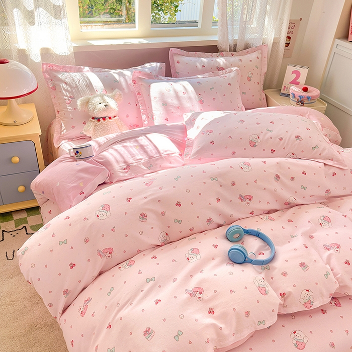 91家纺网 家纺一手货源 找家纺 拾物记 2026新款第一批12868A类全棉单品被套系列（预留7-9厘米的缩水尺寸，加厚金属双拉链头、暗线四面锁边，四角全棉绑带） 草莓小狗