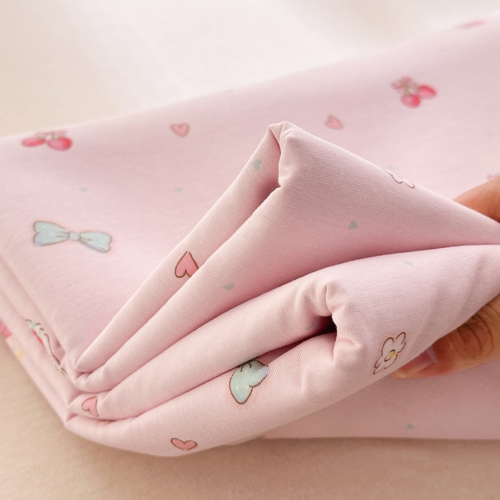 91家纺网 家纺一手货源 找家纺 拾物记 2026新款第一批12868A类全棉单品被套系列（预留7-9厘米的缩水尺寸，加厚金属双拉链头、暗线四面锁边，四角全棉绑带） 草莓小狗