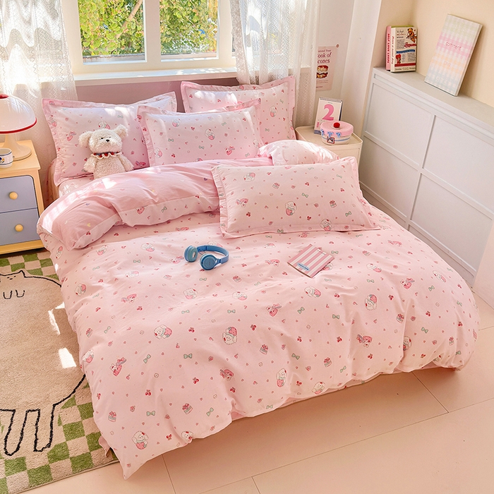 91家纺网 家纺一手货源 找家纺 拾物记 2026新款第一批12868A类全棉单品被套系列（预留7-9厘米的缩水尺寸，加厚金属双拉链头、暗线四面锁边，四角全棉绑带） 草莓小狗