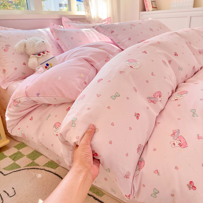 91家纺网 家纺一手货源 找家纺 拾物记 2026新款第一批12868A类全棉单品被套系列（预留7-9厘米的缩水尺寸，加厚金属双拉链头、暗线四面锁边，四角全棉绑带） 草莓小狗