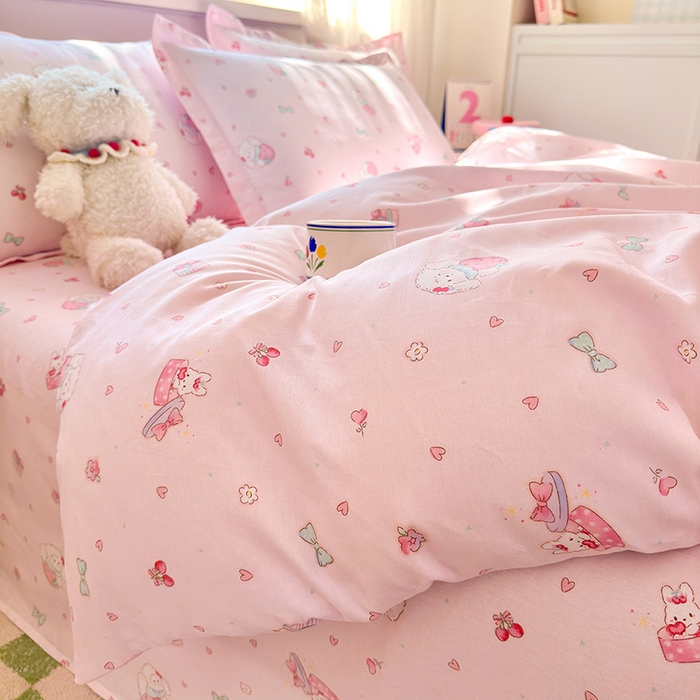 91家纺网 家纺一手货源 找家纺 拾物记 2026新款第一批12868A类全棉单品被套系列（预留7-9厘米的缩水尺寸，加厚金属双拉链头、暗线四面锁边，四角全棉绑带） 草莓小狗