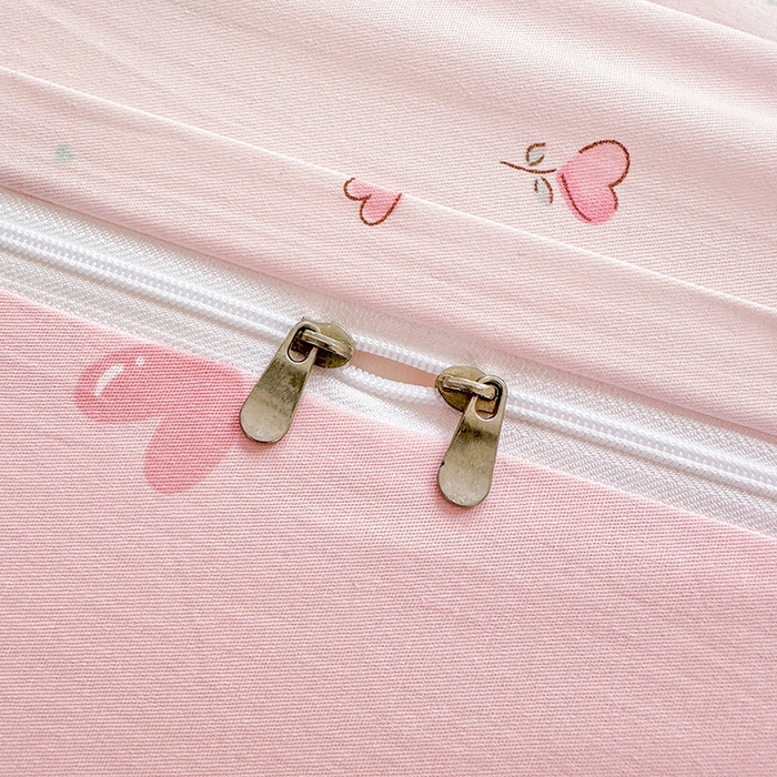 91家纺网 家纺一手货源 找家纺 拾物记 2026新款第一批12868A类全棉单品被套系列（预留7-9厘米的缩水尺寸，加厚金属双拉链头、暗线四面锁边，四角全棉绑带） 草莓小狗