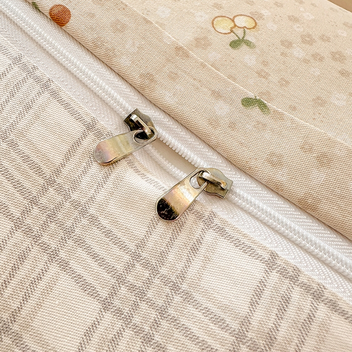 91家纺网 家纺一手货源 找家纺 拾物记 2026新款第一批12868A类全棉单品被套系列（预留7-9厘米的缩水尺寸，加厚金属双拉链头、暗线四面锁边，四角全棉绑带） 刺绣潮声