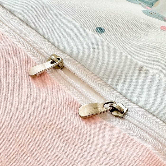 91家纺网 家纺一手货源 找家纺 拾物记 2026新款第一批12868A类全棉单品被套系列（预留7-9厘米的缩水尺寸，加厚金属双拉链头、暗线四面锁边，四角全棉绑带） 点点森林熊