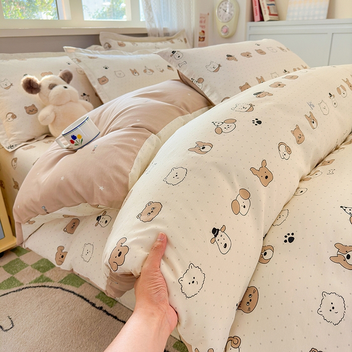 91家纺网 家纺一手货源 找家纺 拾物记 2026新款第一批12868A类新疆全棉单品被套系列（预留7-9厘米的缩水尺寸，加厚金属双拉链头、暗线四面锁边，四角全棉绑带） 简笔小汪