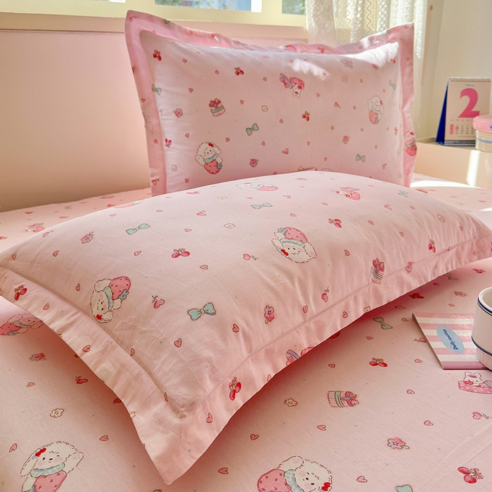 91家纺网 家纺一手货源 找家纺 拾物记 2026新款第一批12868A类全棉单品枕套系列 草莓小狗