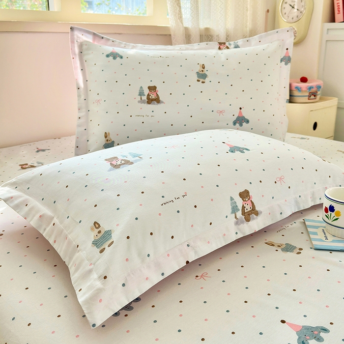 91家纺网 家纺一手货源 找家纺 拾物记 2026新款第一批12868A类全棉单品枕套系列 点点森林熊