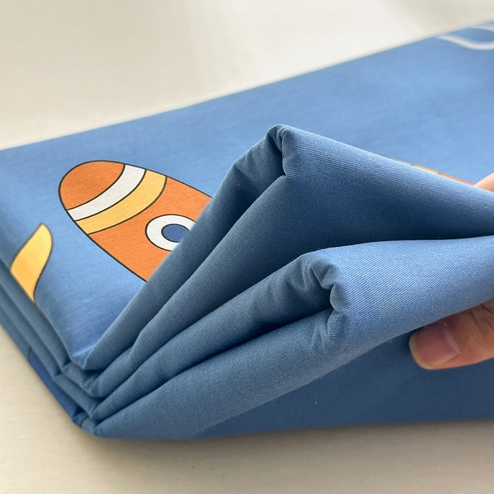 91家纺网 家纺一手货源 找家纺 拾物记 2026新款第一批12868A类新疆全棉单品被套系列（预留7-9厘米的缩水尺寸，加厚金属双拉链头、暗线四面锁边，四角全棉绑带） 快乐宇航员