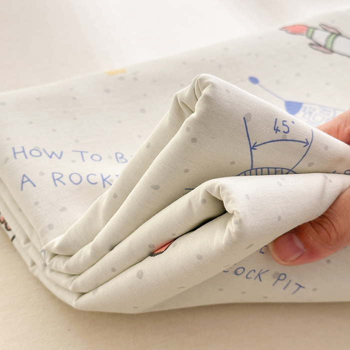 91家纺网 家纺一手货源 找家纺 拾物记 2026新款第一批12868A类全棉单品被套系列（预留7-9厘米的缩水尺寸，加厚金属双拉链头、暗线四面锁边，四角全棉绑带） 星际仔仔