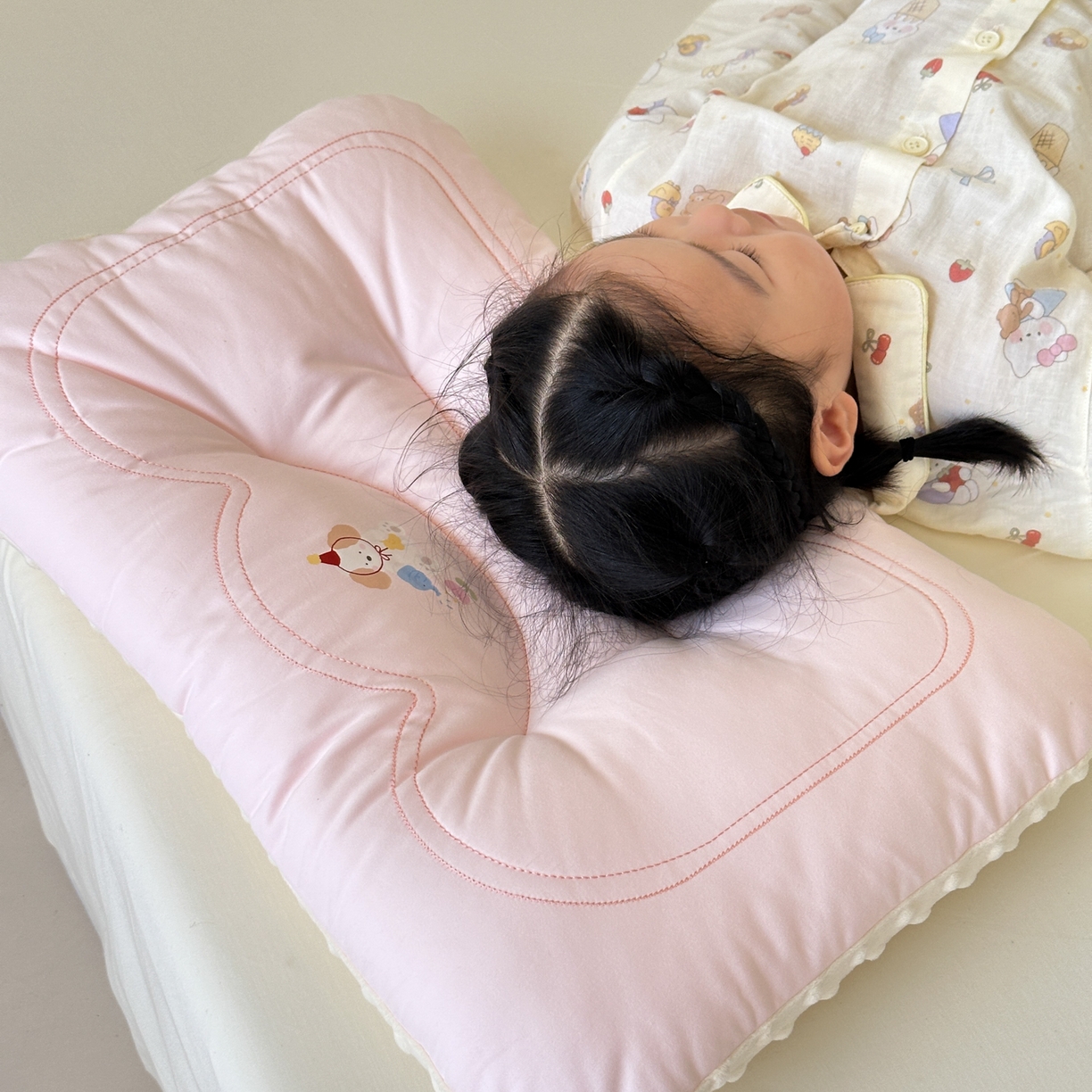 91家纺网 家纺一手货源 找家纺 （总）北鸣有鱼枕芯馆 2025新款苹果狗系列100S全棉豆豆枕枕头枕芯