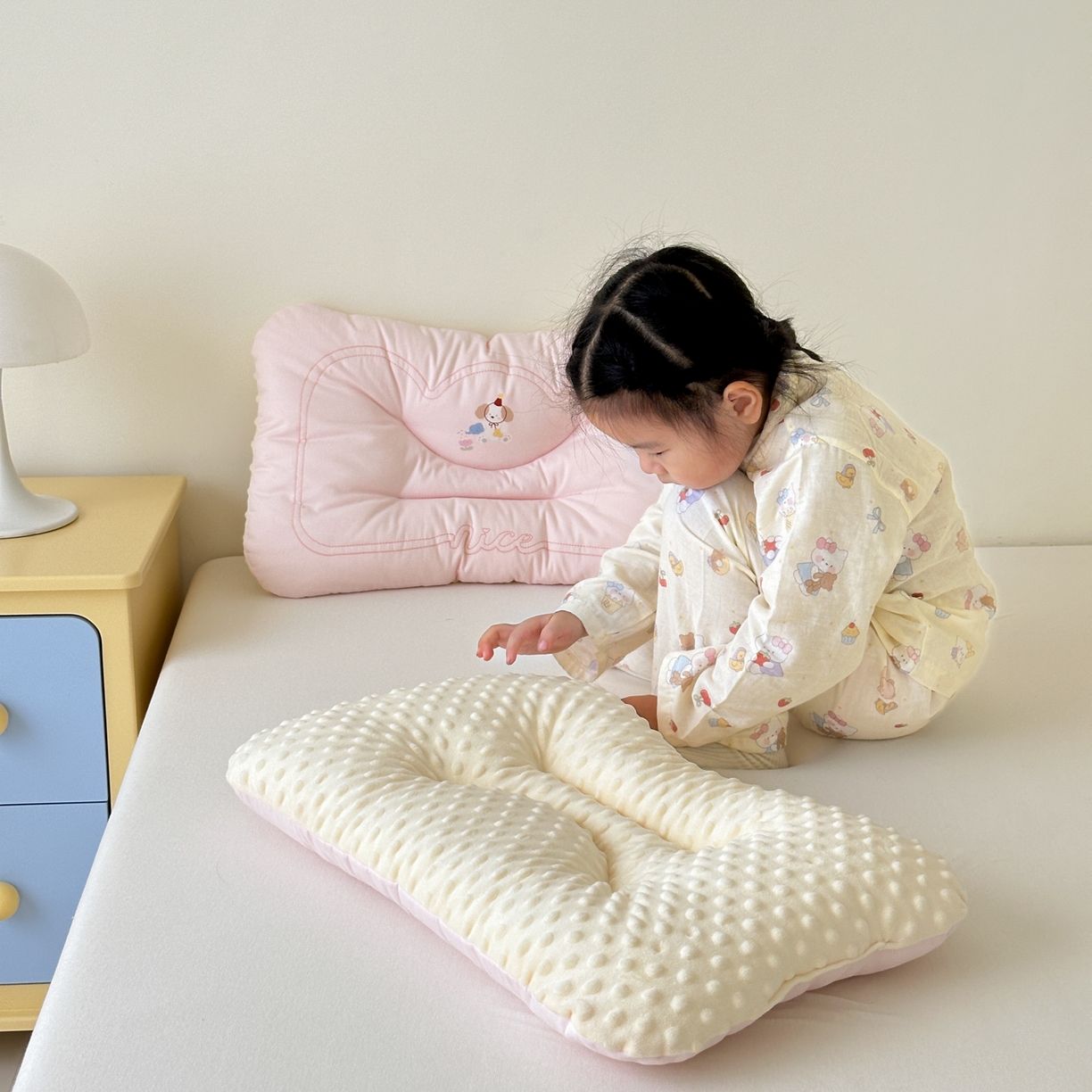 91家纺网 家纺一手货源 找家纺 北鸣有鱼枕芯馆 2025新款苹果狗系列100S全棉豆豆枕枕头枕芯 全棉小花园粉色-30x50cm