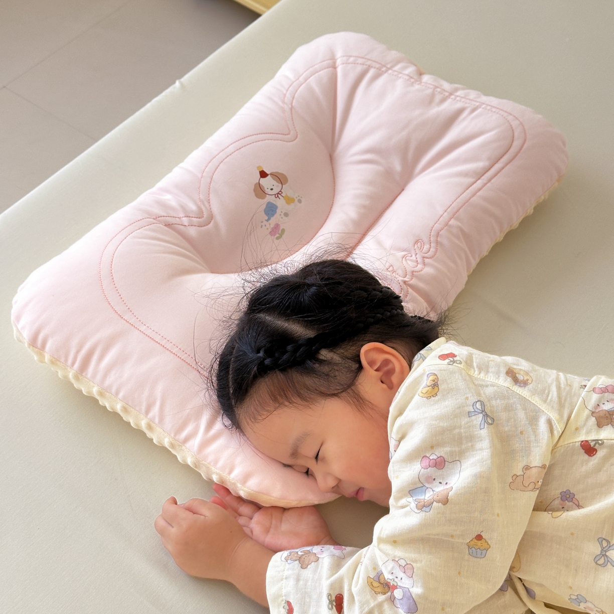 91家纺网 家纺一手货源 找家纺 北鸣有鱼枕芯馆 2025新款苹果狗系列100S全棉豆豆枕枕头枕芯 全棉小花园粉色-30x50cm