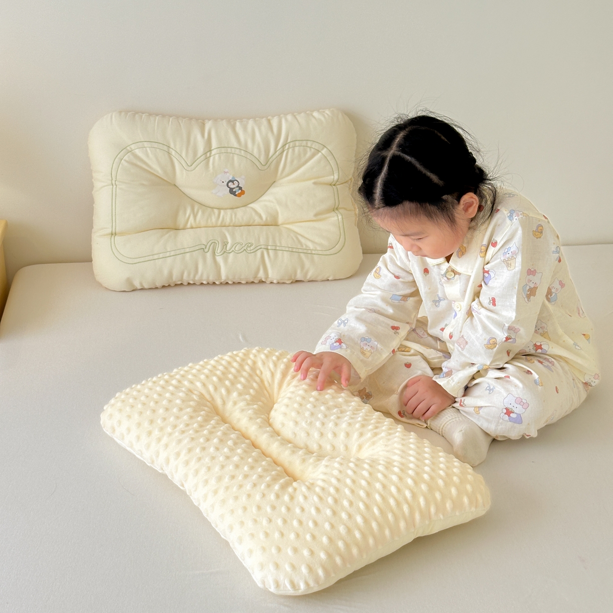 91家纺网 家纺一手货源 找家纺 北鸣有鱼枕芯馆 2025新款苹果狗系列100S全棉豆豆枕枕头枕芯 全棉小伙伴黄色-30x50cm