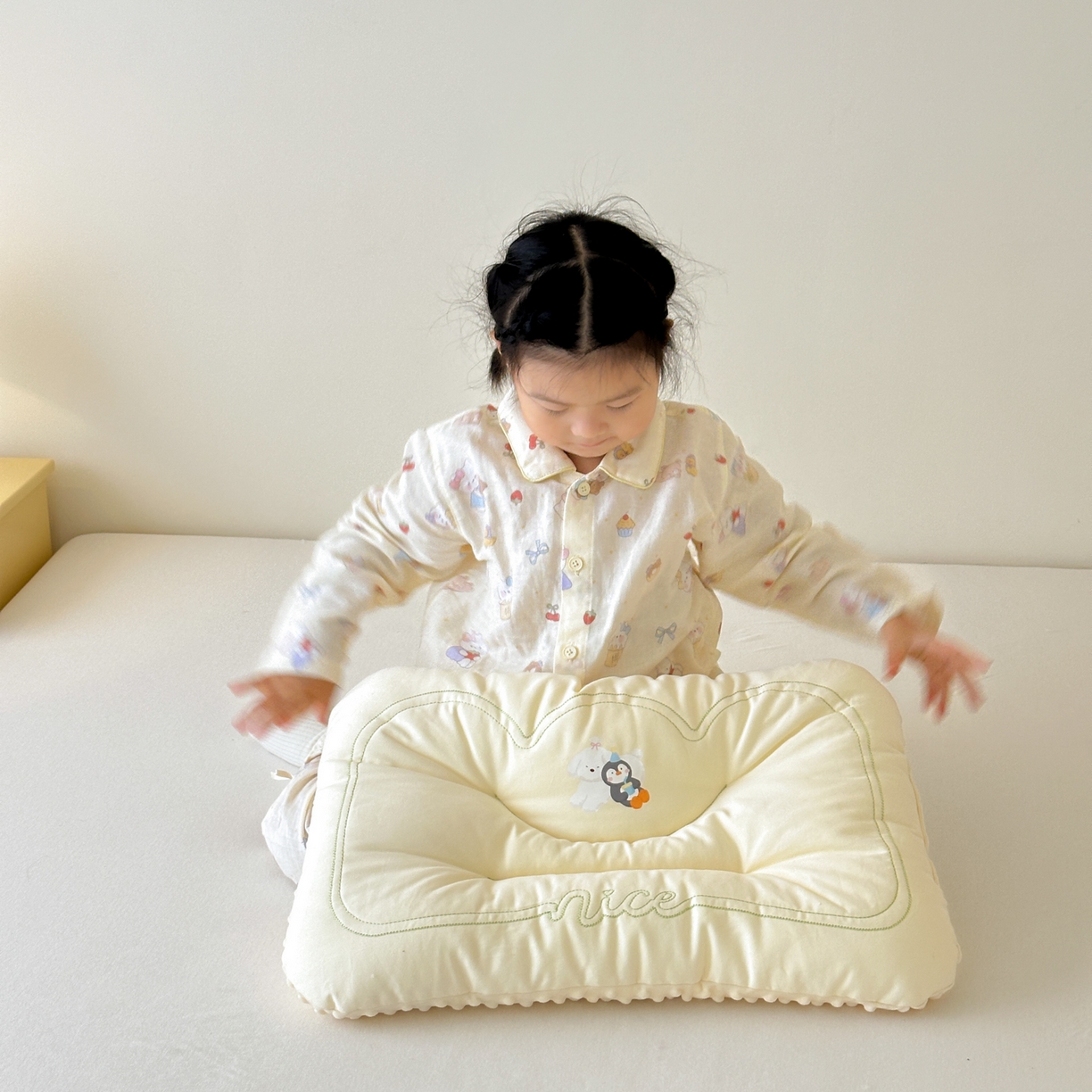 91家纺网 家纺一手货源 找家纺 北鸣有鱼枕芯馆 2025新款苹果狗系列100S全棉豆豆枕枕头枕芯 全棉小伙伴黄色-30x50cm