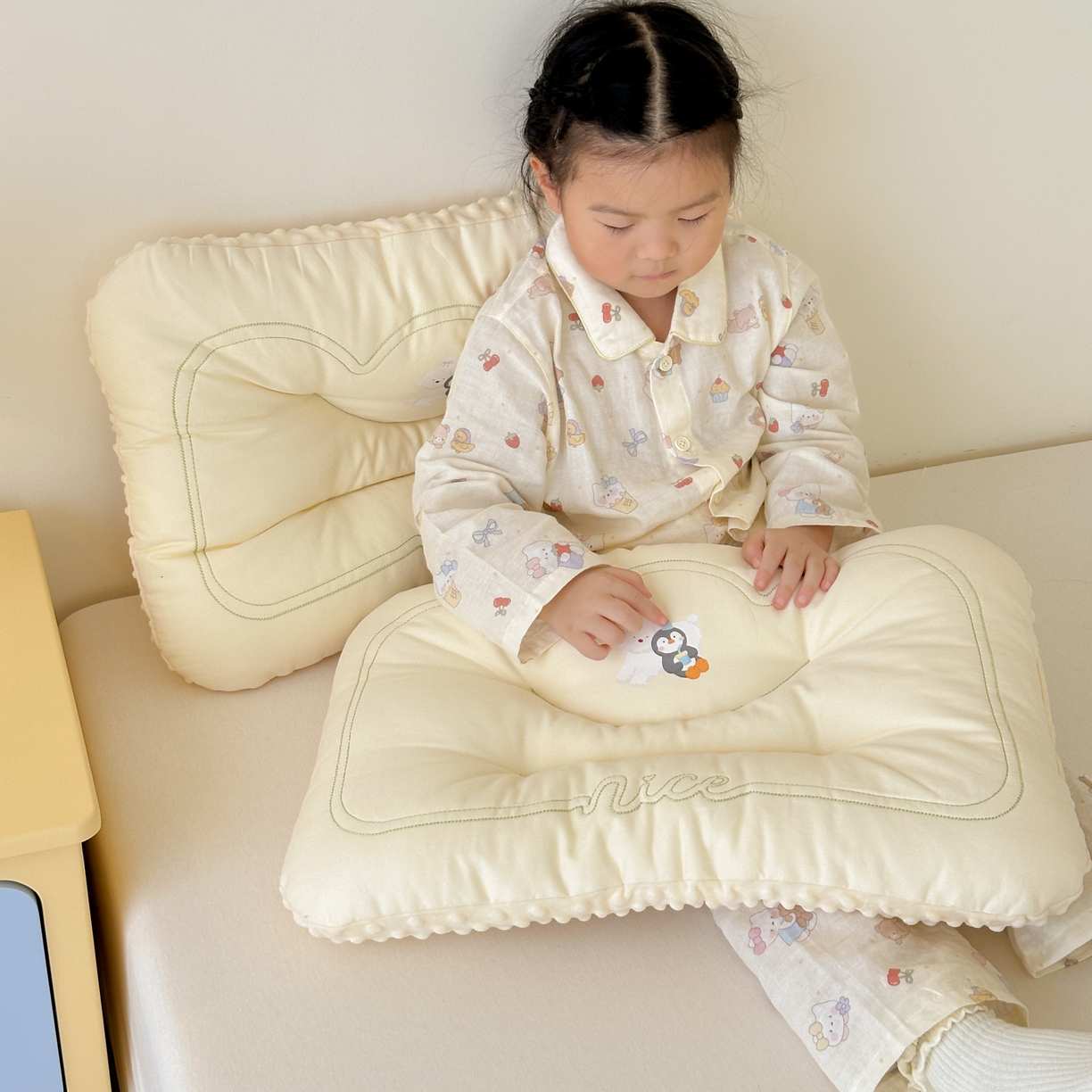 91家纺网 家纺一手货源 找家纺 北鸣有鱼枕芯馆 2025新款苹果狗系列100S全棉豆豆枕枕头枕芯 全棉小伙伴黄色-30x50cm