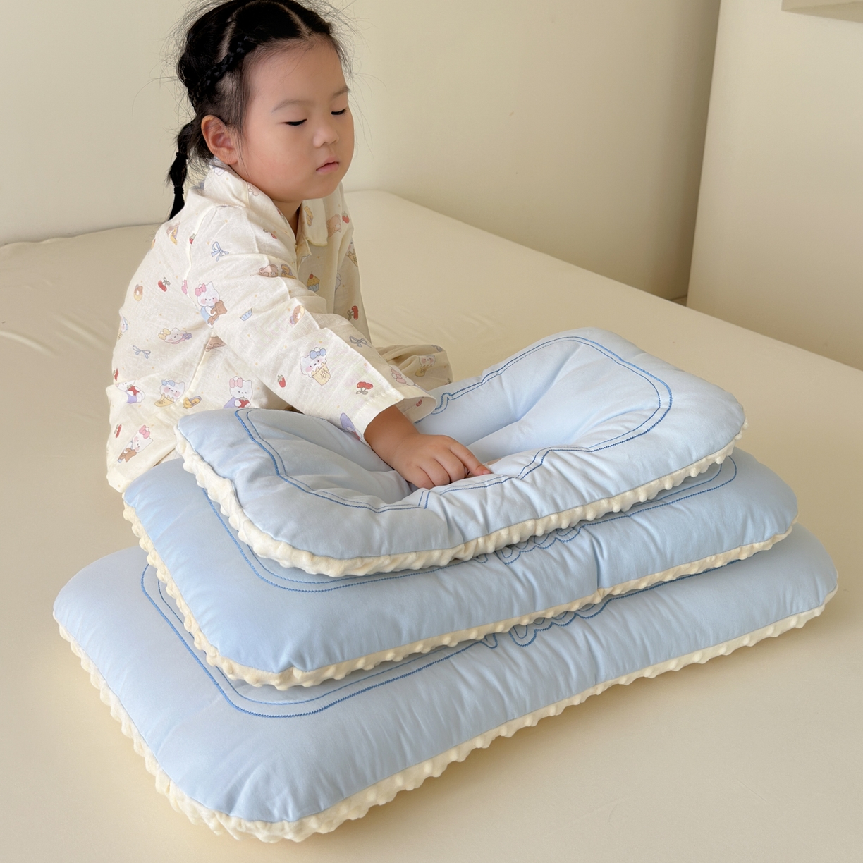 91家纺网 家纺一手货源 找家纺 北鸣有鱼枕芯馆 2025新款苹果狗系列100S全棉豆豆枕枕头枕芯 全棉苹果狗蓝色-30x50cm