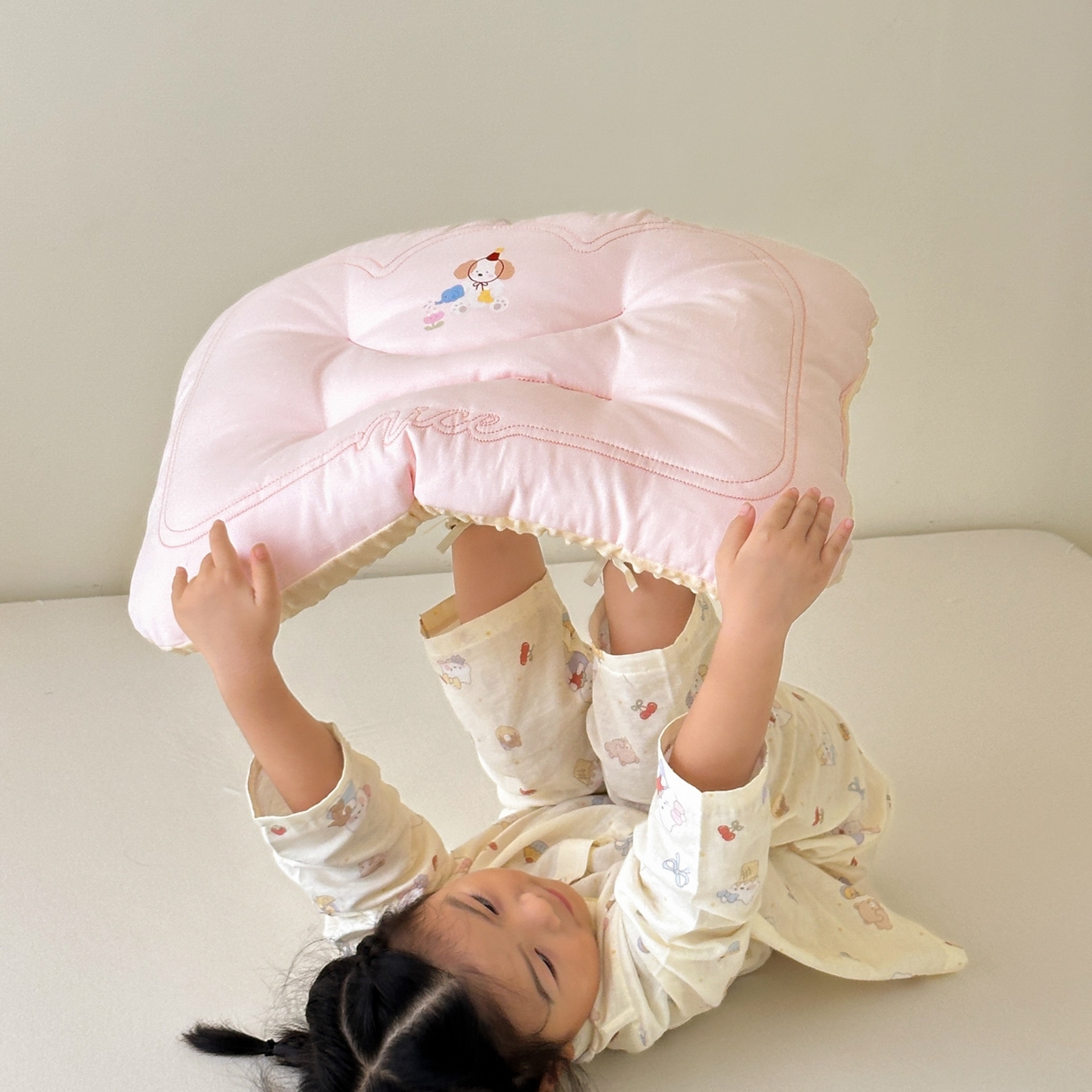 91家纺网 家纺一手货源 找家纺 北鸣有鱼枕芯馆 2025新款苹果狗系列100S全棉豆豆枕枕头枕芯 全棉小花园粉色-40x60cm