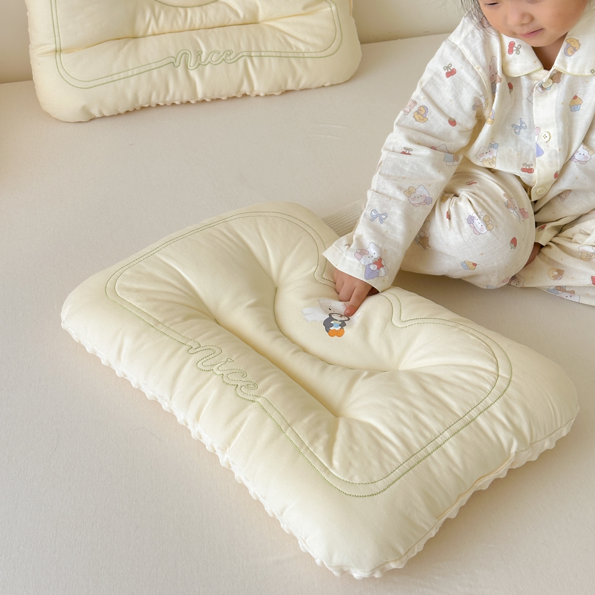 91家纺网 家纺一手货源 找家纺 北鸣有鱼枕芯馆 2025新款苹果狗系列100S全棉豆豆枕枕头枕芯 全棉小伙伴黄色-40x60cm