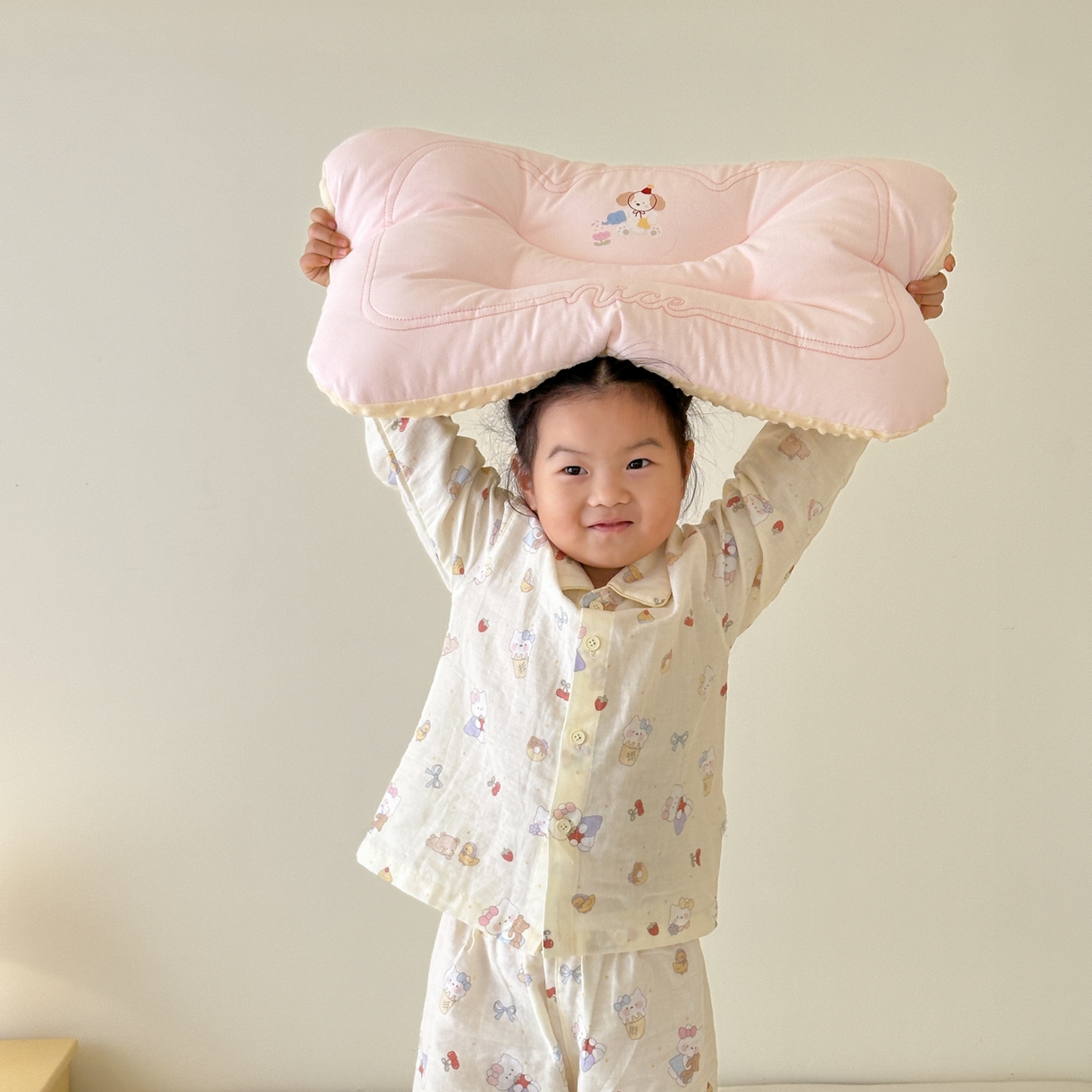 91家纺网 家纺一手货源 找家纺 北鸣有鱼枕芯馆 2025新款苹果狗系列100S全棉豆豆枕枕头枕芯 全棉小花园粉色-45x70cm