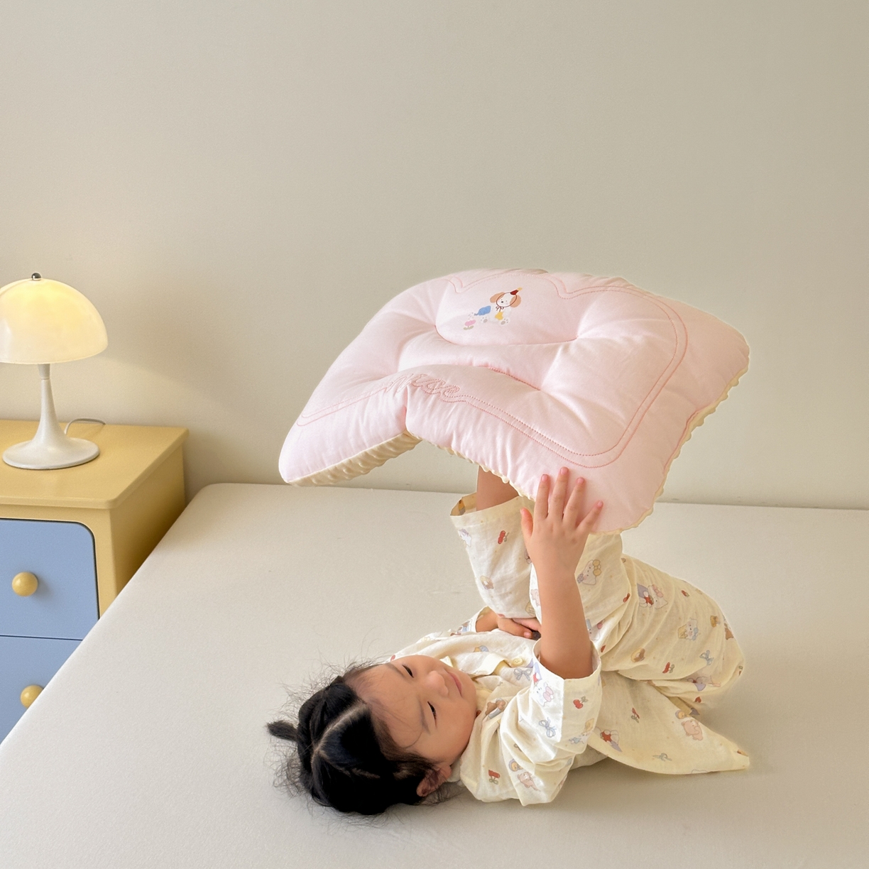 91家纺网 家纺一手货源 找家纺 北鸣有鱼枕芯馆 2025新款苹果狗系列100S全棉豆豆枕枕头枕芯 全棉小花园粉色-45x70cm