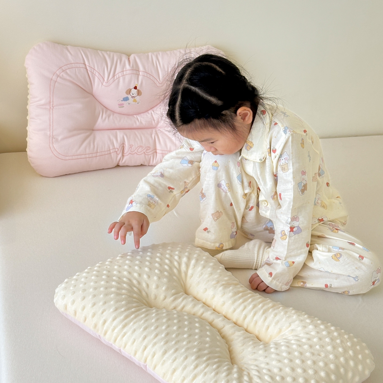 91家纺网 家纺一手货源 找家纺 北鸣有鱼枕芯馆 2025新款苹果狗系列100S全棉豆豆枕枕头枕芯 全棉小花园粉色-45x70cm