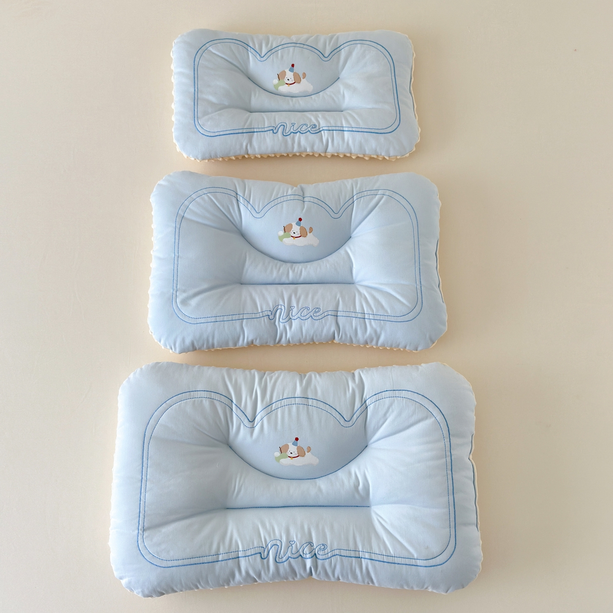 91家纺网 家纺一手货源 找家纺 北鸣有鱼枕芯馆 2025新款苹果狗系列100S全棉豆豆枕枕头枕芯 全棉苹果狗蓝色-45x70cm