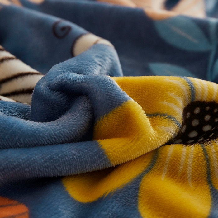 91家纺网 家纺一手货源 找家纺 益利多 2026新款160克法莱绒毛毯水晶绒外贸跨境盖毯珊瑚绒可单个压缩 花禾谷