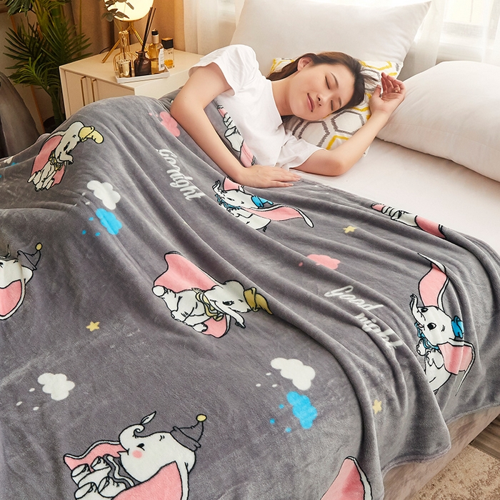 91家纺网 家纺一手货源 找家纺 益利多 2026新款160克法莱绒毛毯水晶绒外贸跨境盖毯珊瑚绒可单个压缩 小飞象