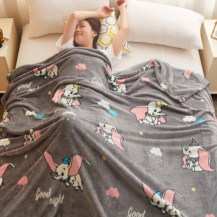 91家纺网 家纺一手货源 找家纺 益利多 2026新款160克法莱绒毛毯水晶绒外贸跨境盖毯珊瑚绒可单个压缩 小飞象