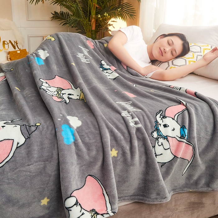 91家纺网 家纺一手货源 找家纺 益利多 2026新款160克法莱绒毛毯水晶绒外贸跨境盖毯珊瑚绒可单个压缩 小飞象