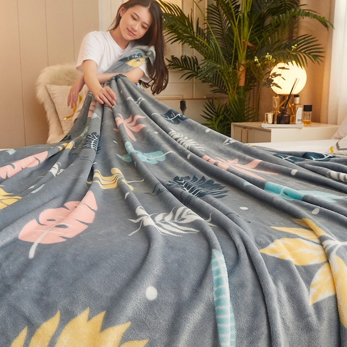 91家纺网 家纺一手货源 找家纺 益利多 2026新款160克法莱绒毛毯水晶绒外贸跨境盖毯珊瑚绒可单个压缩 叶语