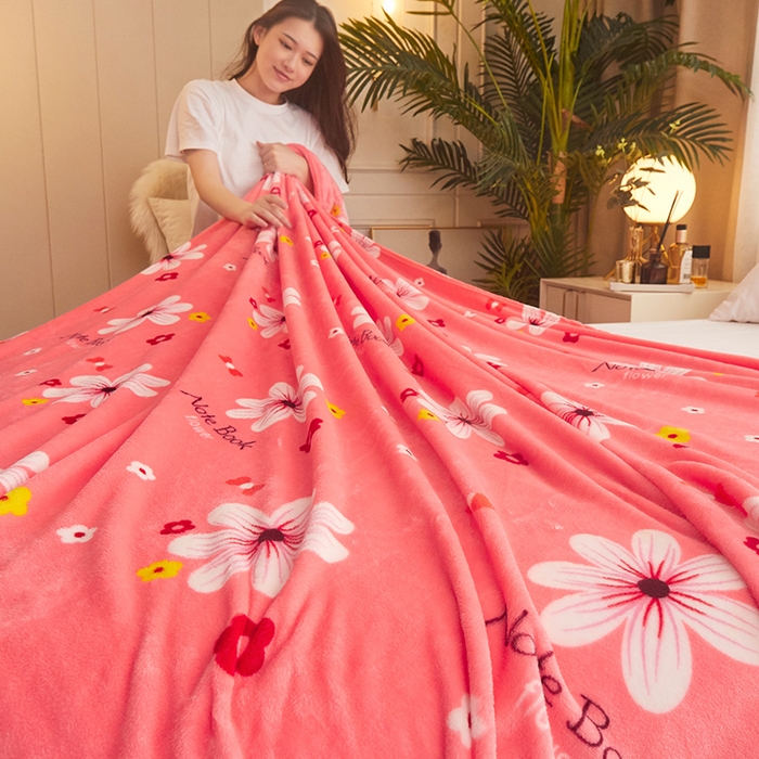 91家纺网 家纺一手货源 找家纺 益利多 2026新款160克法莱绒毛毯水晶绒外贸跨境盖毯珊瑚绒可单个压缩 绽放