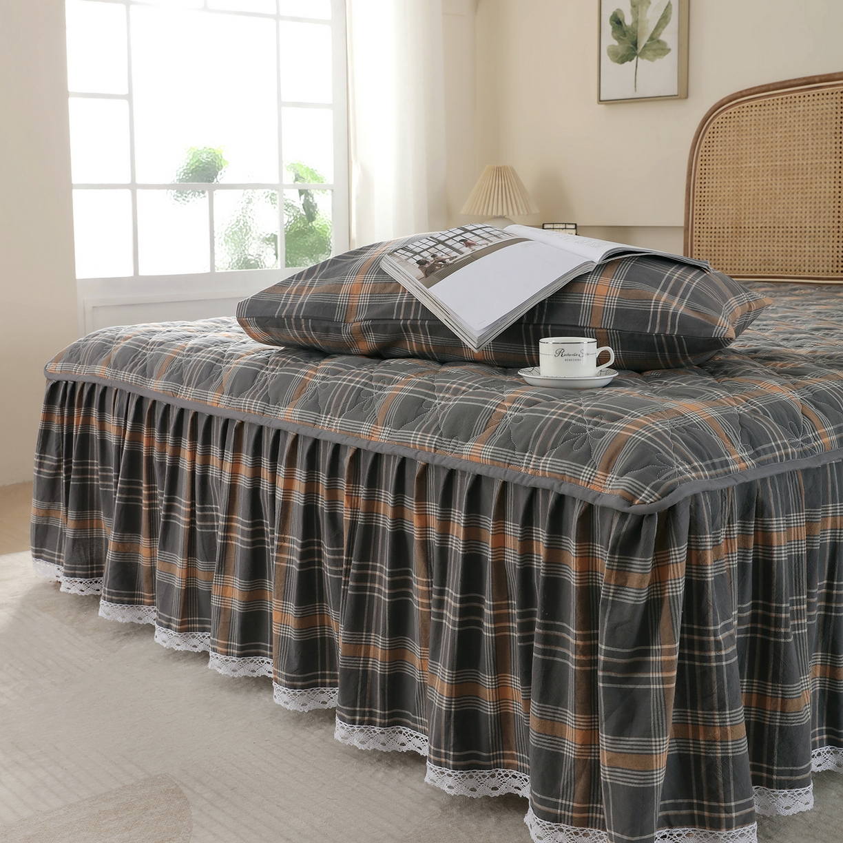 91家纺网 家纺一手货源 找家纺 益利多 2026新款全棉色织水洗棉夹棉绗缝床裙纯棉日式良品格子 澄灰