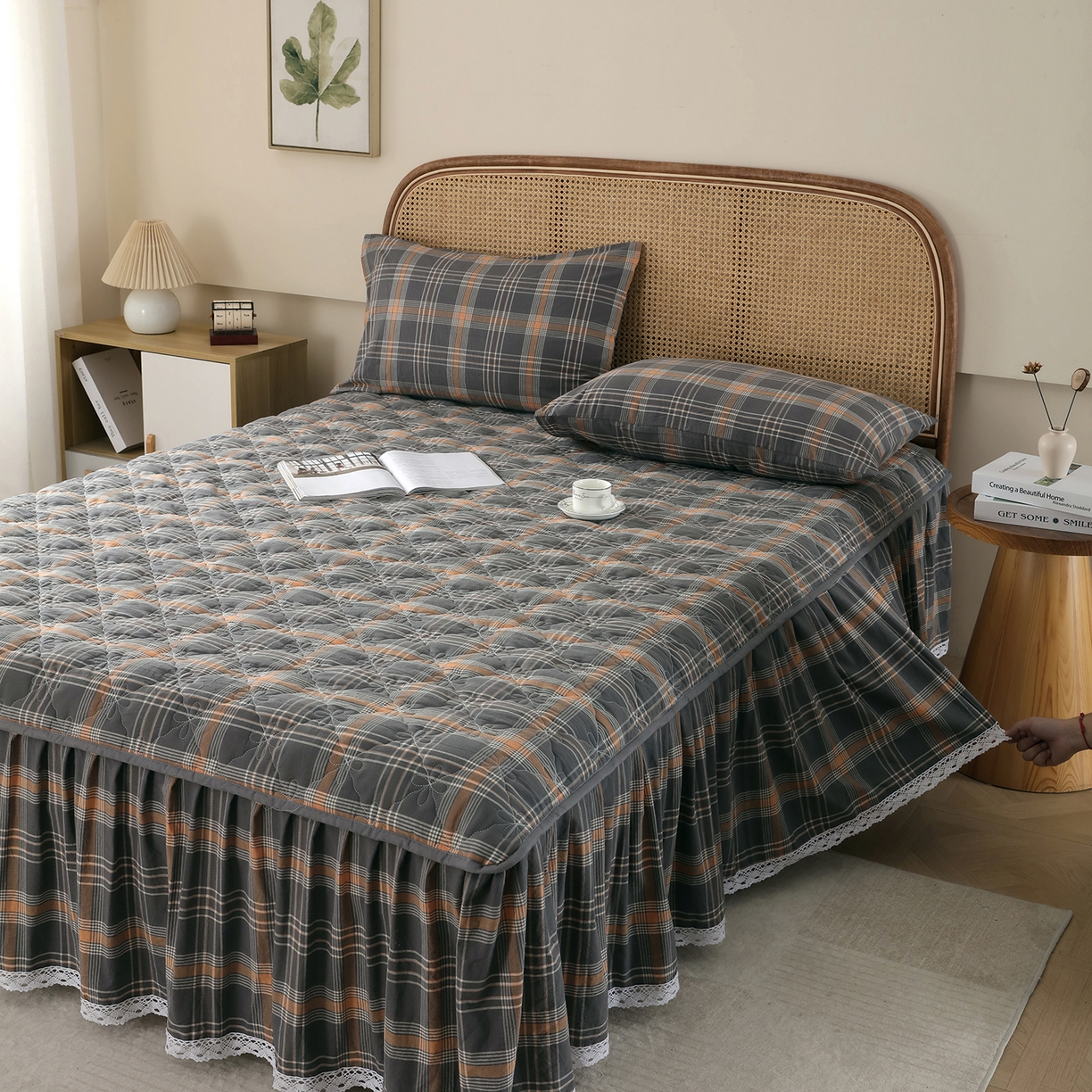 91家纺网 家纺一手货源 找家纺 益利多 2026新款全棉色织水洗棉夹棉绗缝床裙纯棉日式良品格子 澄灰