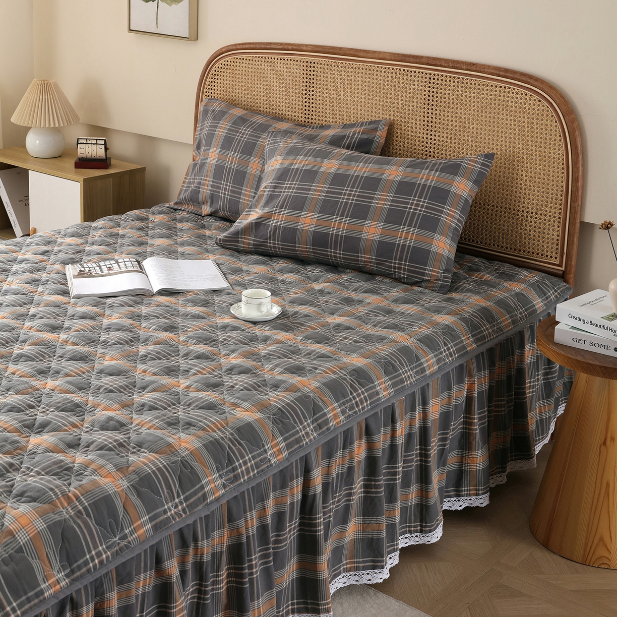 91家纺网 家纺一手货源 找家纺 益利多 2026新款全棉色织水洗棉夹棉绗缝床裙纯棉日式良品格子 澄灰