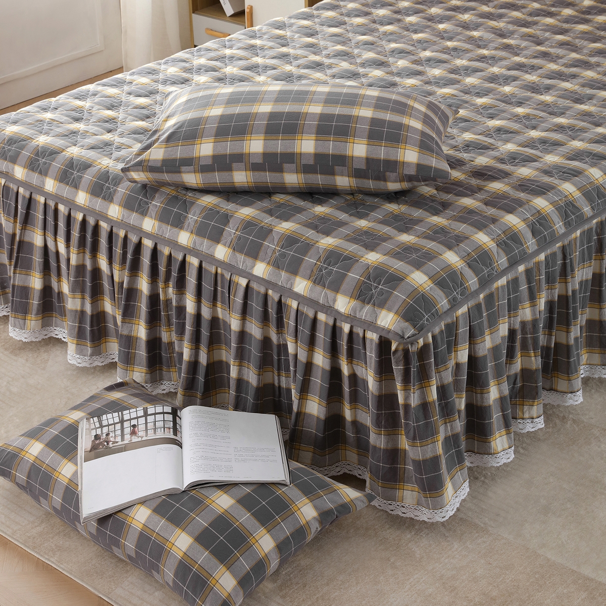 91家纺网 家纺一手货源 找家纺 益利多 2026新款全棉色织水洗棉夹棉绗缝床裙纯棉日式良品格子 初春格-灰