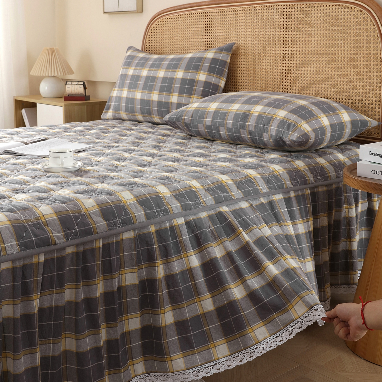 91家纺网 家纺一手货源 找家纺 益利多 2026新款全棉色织水洗棉夹棉绗缝床裙纯棉日式良品格子 初春格-灰