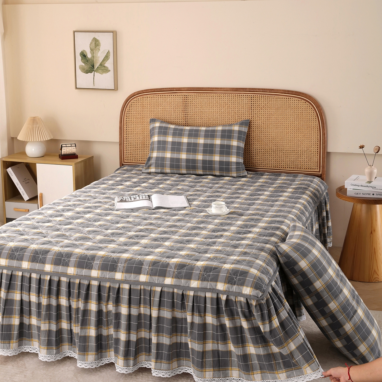 91家纺网 家纺一手货源 找家纺 益利多 2026新款全棉色织水洗棉夹棉绗缝床裙纯棉日式良品格子 初春格-灰