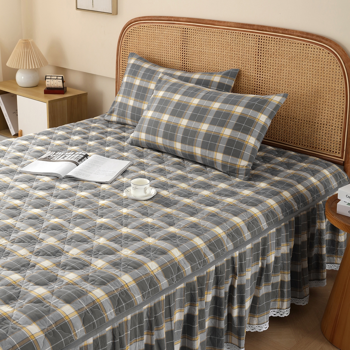 91家纺网 家纺一手货源 找家纺 益利多 2026新款全棉色织水洗棉夹棉绗缝床裙纯棉日式良品格子 初春格-灰